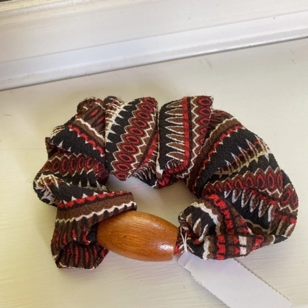 ANTHROPOLOGIE  WOODEN BEAD HAIR SCRUNCHIE